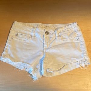 American Eagle Super Stretch White Jean Shorts Size 4 (but fits smaller)